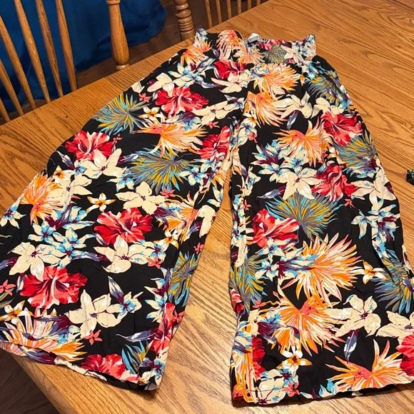 Venus Floral Two-Piece Set with Tropical Print - Picture 4 of 5